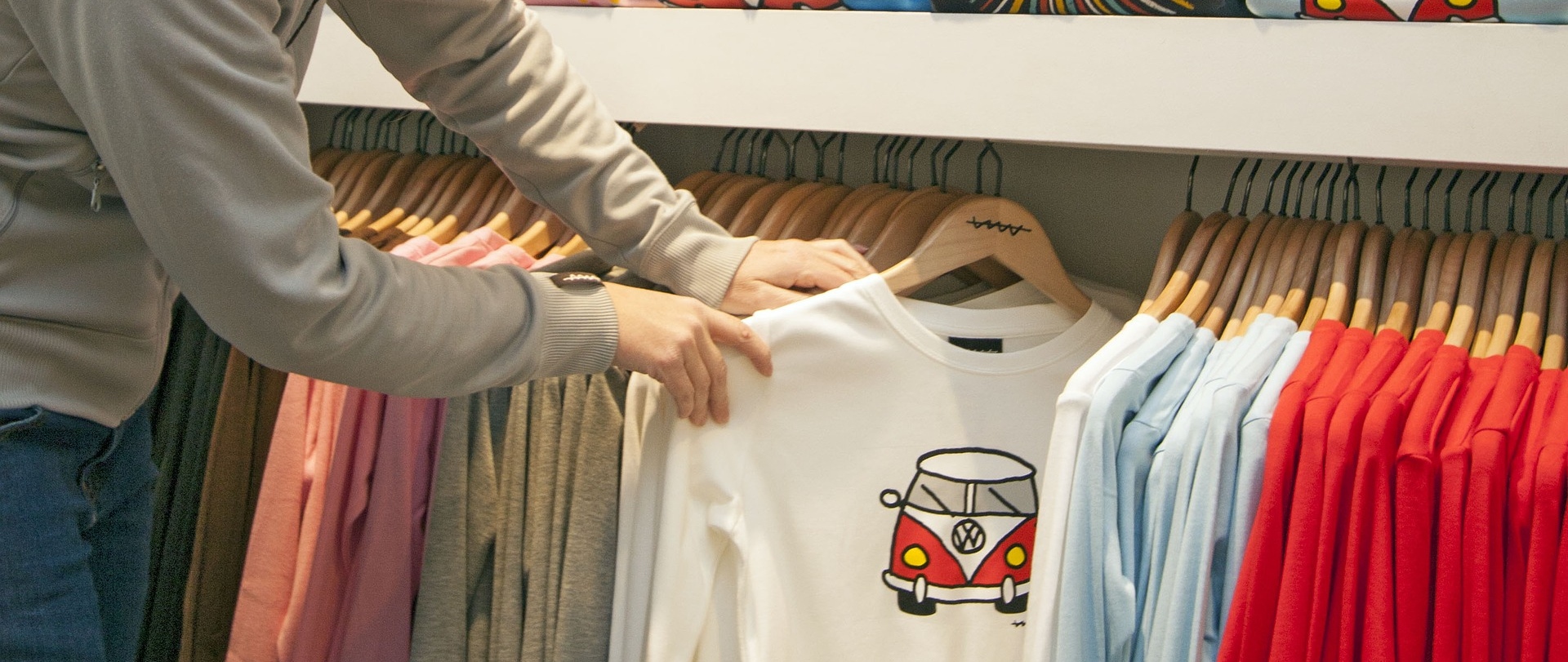 Гардероб девушки. Я хочу тебя взять всю одежду снять. Хочу тебя картинки. Прижать к себе и не отпускать. Девушка в магазине одежды.